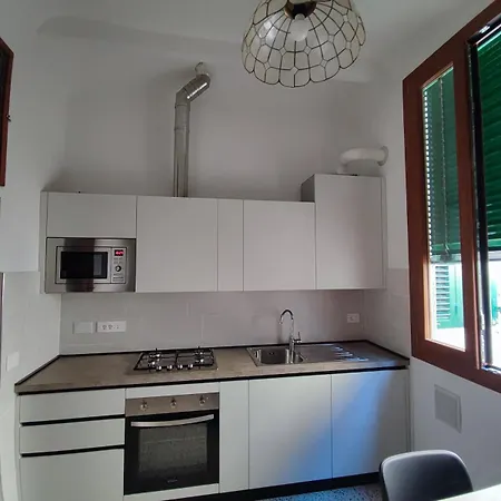 In Florence's Nightlife Daire Floransa